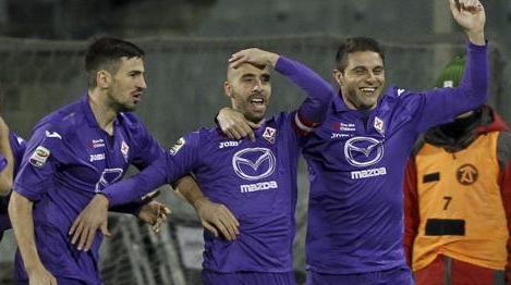 Borja Valero festeggia la doppietta con Tomovic e Joaquin. Ap Borja Valero festeggia la doppietta con Tomovic e Joaquin. Ap
