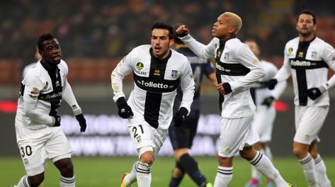 Nicola Sansone festeggia: due gol a San Siro. Ansa Nicola Sansone festeggia: due gol a San Siro. Ansa