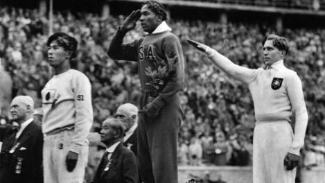 Jesse Owens (al centro) sul podio, dopo aver sconfitto il tedesco Lutz Long (a destra). Ap