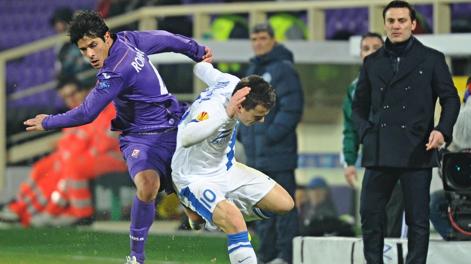 Facundo Roncaglia a contrasto sotto gli occhi di Vincenzo Montella. Ansa Facundo Roncaglia a contrasto sotto gli occhi di Vincenzo Montella. Ansa
