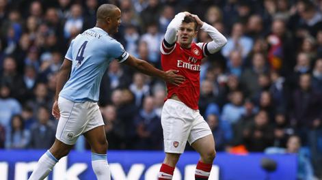 Kompany prova a consolare Wilshere. Reuters Kompany prova a consolare Wilshere. Reuters