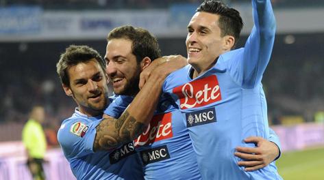 Maggio, Higuain e Callejon festeggiano il gol del Pipita. Reuters Maggio, Higuain e Callejon festeggiano il gol del Pipita. Reuters