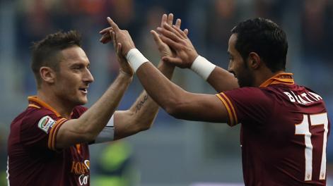 Totti abbraccia Benatia, protagonista con due gol della vittoria sul Catania. Action Images
