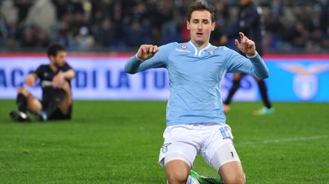 Miroslav Klose festeggia il gol vittoria con la Lazio. Ansa
