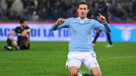Miroslav Klose festeggia il gol vittoria con la Lazio. Ansa Miroslav Klose festeggia il gol vittoria con la Lazio. Ansa