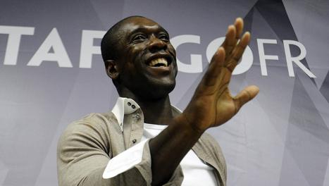 Clarence Seedorf saluta, l'avventura col Milan è iniziata. Afp Clarence Seedorf saluta, l'avventura col Milan è iniziata. Afp