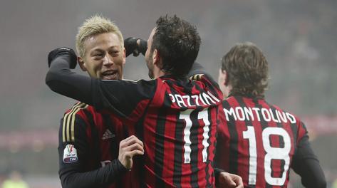 L'esultanza di Honda e Pazzini. Ap L'esultanza di Honda e Pazzini. Ap