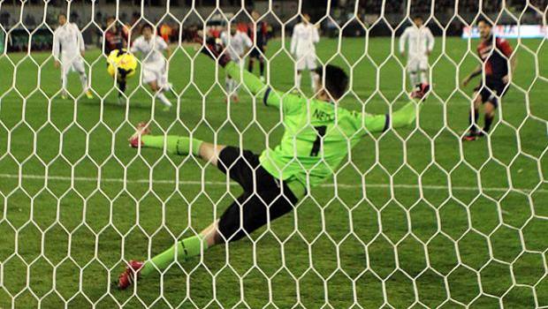 Il rigore di Pinilla per l'1-0. Ansa Il rigore di Pinilla per l'1-0. Ansa