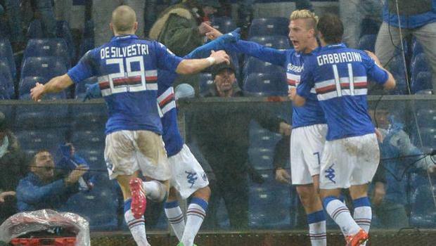 Esulta Maxi Lopez, 29 anni. Ansa Esulta Maxi Lopez, 29 anni. Ansa