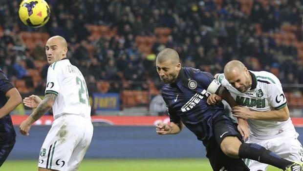 Il colpo di testa di Samuel per l'1-0 nerazzurro. Ap Il colpo di testa di Samuel per l'1-0 nerazzurro. Ap