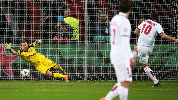 Il calcio di rigore con il quale Zlatan Ibrahimovic porta il Psg sul momentaneo 2-0. Epa Il calcio di rigore con il quale Zlatan Ibrahimovic porta il Psg sul momentaneo 2-0. Epa