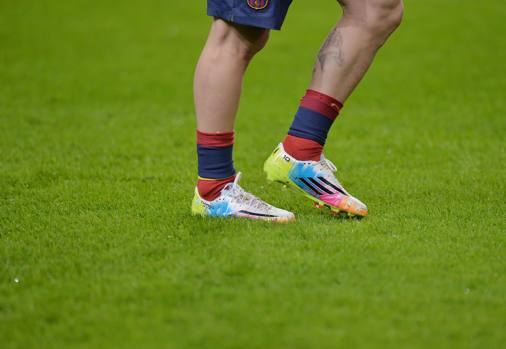 Numeri a colori garantiti. Messi li annuncia già con i suoi nuovi scarpini arcobaleno... Afp