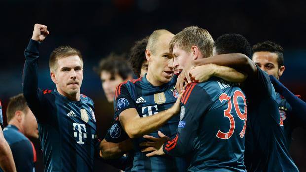 Robben abbraccia Kroos dopo il primo gol. Reuters