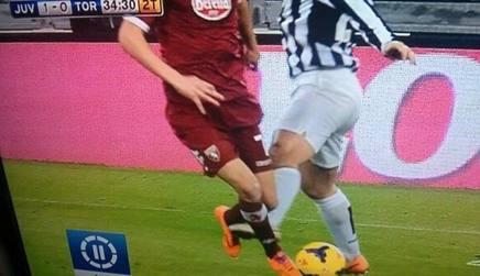 Pirlo aggancia il piede di El Kaddouri Pirlo aggancia il piede di El Kaddouri