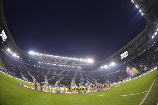 Le squadre in campo allo Juventus Stadium. Lapresse