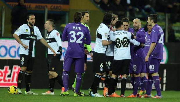 Match molto nervoso, tre i cartellini rossi. Ansa Match molto nervoso, tre i cartellini rossi. Ansa