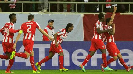 Alejandro Dominguez (ultimo a destra) festeggiato dai compagni: steso il Manchester United. Epa Alejandro Dominguez (ultimo a destra) festeggiato dai compagni: steso il Manchester United. Epa