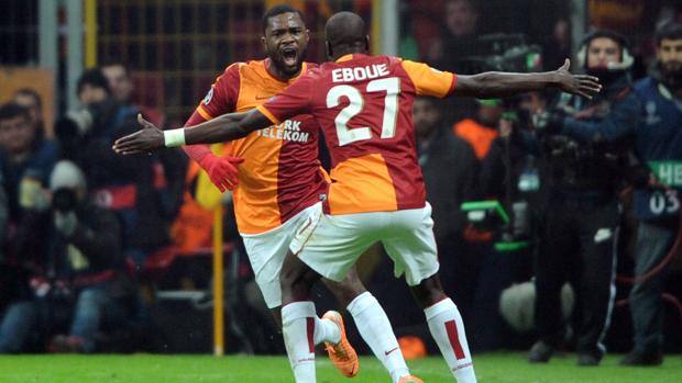 Eboue festeggia Chedjou dopo l'1-1. Eboue festeggia Chedjou dopo l'1-1.