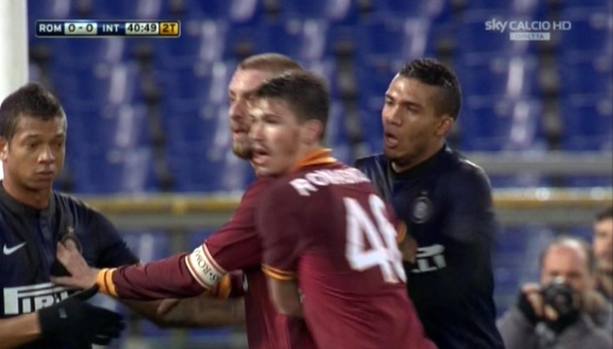 Juan Jesus colpisce Romagnoli in area Roma al 41' del secondo tempo: l'arbitro non vede, anche l'interista ora rischia la prova tv. Ansa