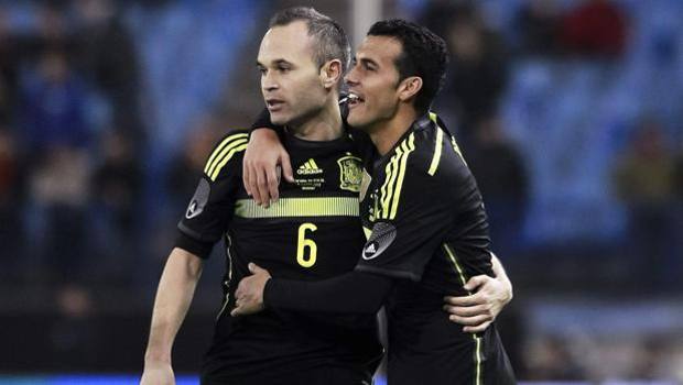 Pedro festeggia il suo gol con Iniesta. Ansa