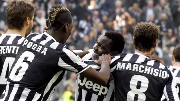 Asamoah festeggiato dai compagni dopo l'1-0. Ap Asamoah festeggiato dai compagni dopo l'1-0. Ap