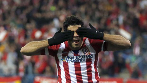 Diego Costa festeggia alla sua maniera il gol dell'1-0. Reuters