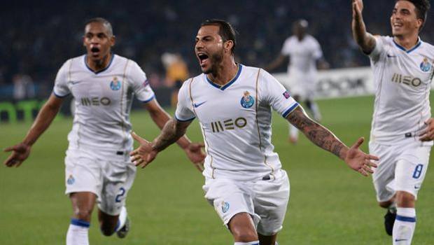 Ricardo Quaresma, 30 anni, festeggia con i compagni del Porto. Ansa Ricardo Quaresma, 30 anni, festeggia con i compagni del Porto. Ansa