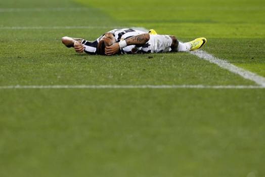  Vidal tutto solo in area colpisce di testa: palla alta e disperazione. Reuters