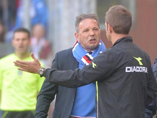 L'ira di Sinisa Mihajlovic , poco prima dell'espulsione. LaPresse L'ira di Sinisa Mihajlovic , poco prima dell'espulsione. LaPresse