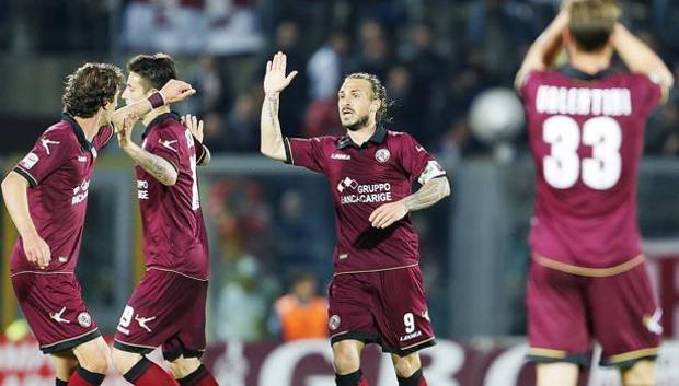 Paulinho festeggia il gol del momentaneo 1-2. Ap Paulinho festeggia il gol del momentaneo 1-2. Ap