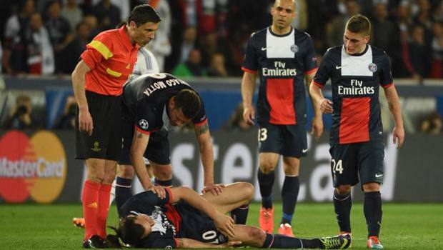 Ibrahimovic sofferente a terra. Afp