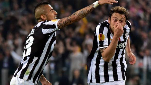 Marchisio festeggia con Vidal la rete del 2-1. Afp Marchisio festeggia con Vidal la rete del 2-1. Afp