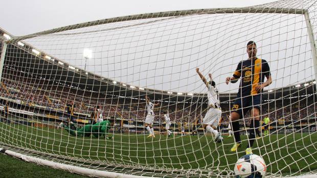 Il gol di Badu e la delusione di Cacciatore. Ansa Il gol di Badu e la delusione di Cacciatore. Ansa