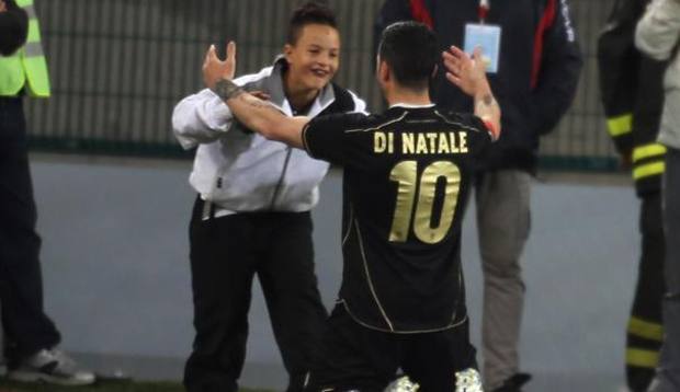 Di Natale abbraccia il figlio dopo il primo gol personale. Ansa Di Natale abbraccia il figlio dopo il primo gol personale. Ansa