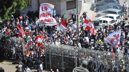 I tifosi del Bari all'esterno del tribunale, durante l'asta che ha permesso a Paparesta di aggiudicarsi il club. Ansa I tifosi del Bari all'esterno del tribunale, durante l'asta che ha permesso a Paparesta di aggiudicarsi il club. Ansa