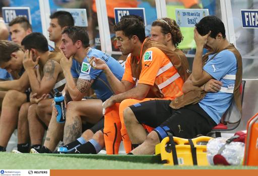 La disperazione di Luis Suarez è il simbolo di Uruguay-Costa Rica: la Celeste perde 3-1 e l&#39;attaccante del Liverpool, infortunato, non nasconde la sua delusione. Action Images
