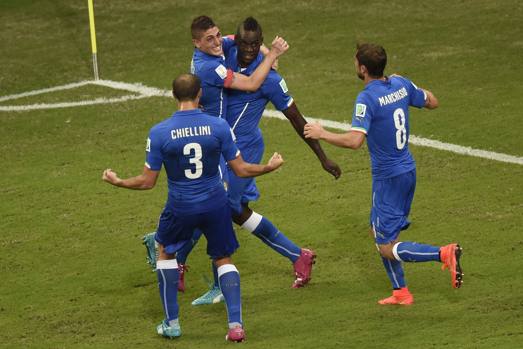 Les Italiens célèbrent leur second but signé Balotelli