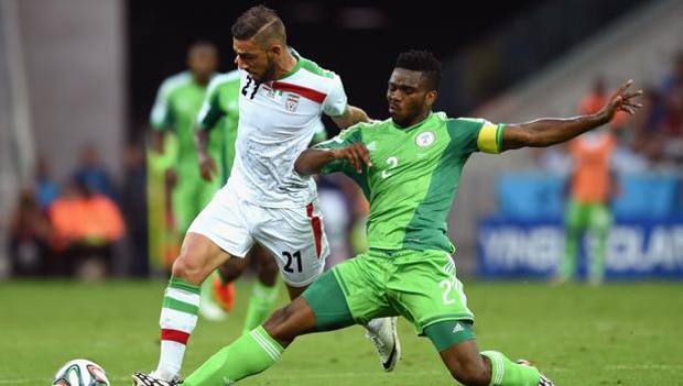 Yobo entra in scivolata su Dejagah. Afp Yobo entra in scivolata su Dejagah. Afp