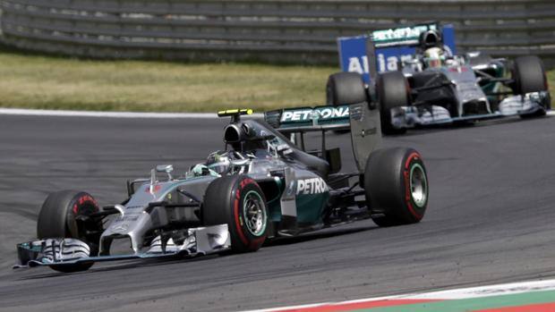 Rosberg davanti a Hamilton. Reuters