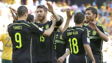 Il capitano Sergio Ramos si complimenta con Torres in occasione del secondo gol. Ap
