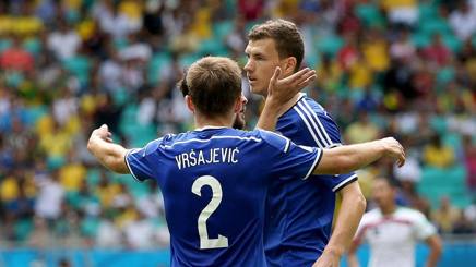 Avdija Vršajević abbraccia Edin Dzeko in occasione del primo gol. Epa Avdija Vršajević abbraccia Edin Dzeko in occasione del primo gol. Epa