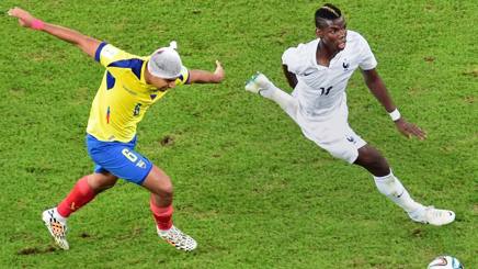 Pogba inseguito da Noboa. Afp Pogba inseguito da Noboa. Afp