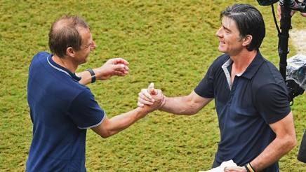 Jürgen Klinsmann e Joachim Löw fanno festa insieme a fine gara. Getty Jürgen Klinsmann e Joachim Löw fanno festa insieme a fine gara. Getty