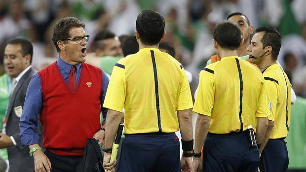 Fabio Capello accusa l'arbitro Cakir a fine gara. Afp