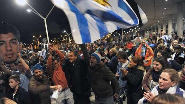 L'Uruguay fa festa a Suarez.“Furiosi con la Fifa Italiani provocatori" 02uruguaitorcidaesperaaeroportosuarezmiguel-rojoafp-k0PB-U8010581049844JE-620x349@Gazzetta-Web_articolo