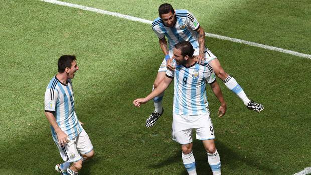 Gonzalo Higuain festeggiato dai compagni. Ap Gonzalo Higuain festeggiato dai compagni. Ap