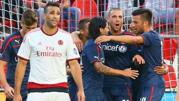 L'Olympiacos fa festa, Adil Rami è sconsolato. Afp L'Olympiacos fa festa, Adil Rami è sconsolato. Afp