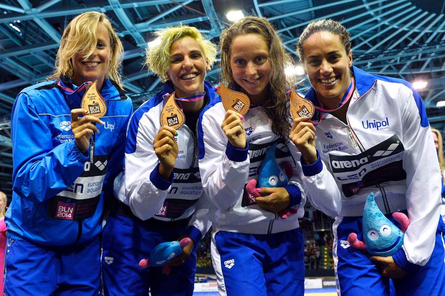 Federica Pellegrini, Giada Galizi, Alice Mizzau ed Erika Ferraioli mostrano la medaglia (Olycom)