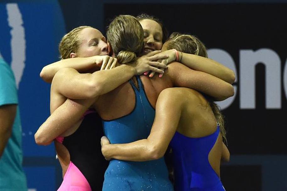 Le ragazze della 4x200 abbracciate subito dopo la vittoria (LaPresse)