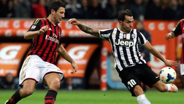 Tevez contro Bonera in Milan-Juve della passata stagione. Forte